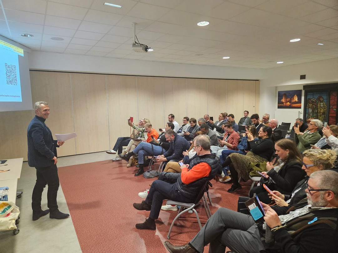 Les membres scannent le QR code de l’application pendant la présentation